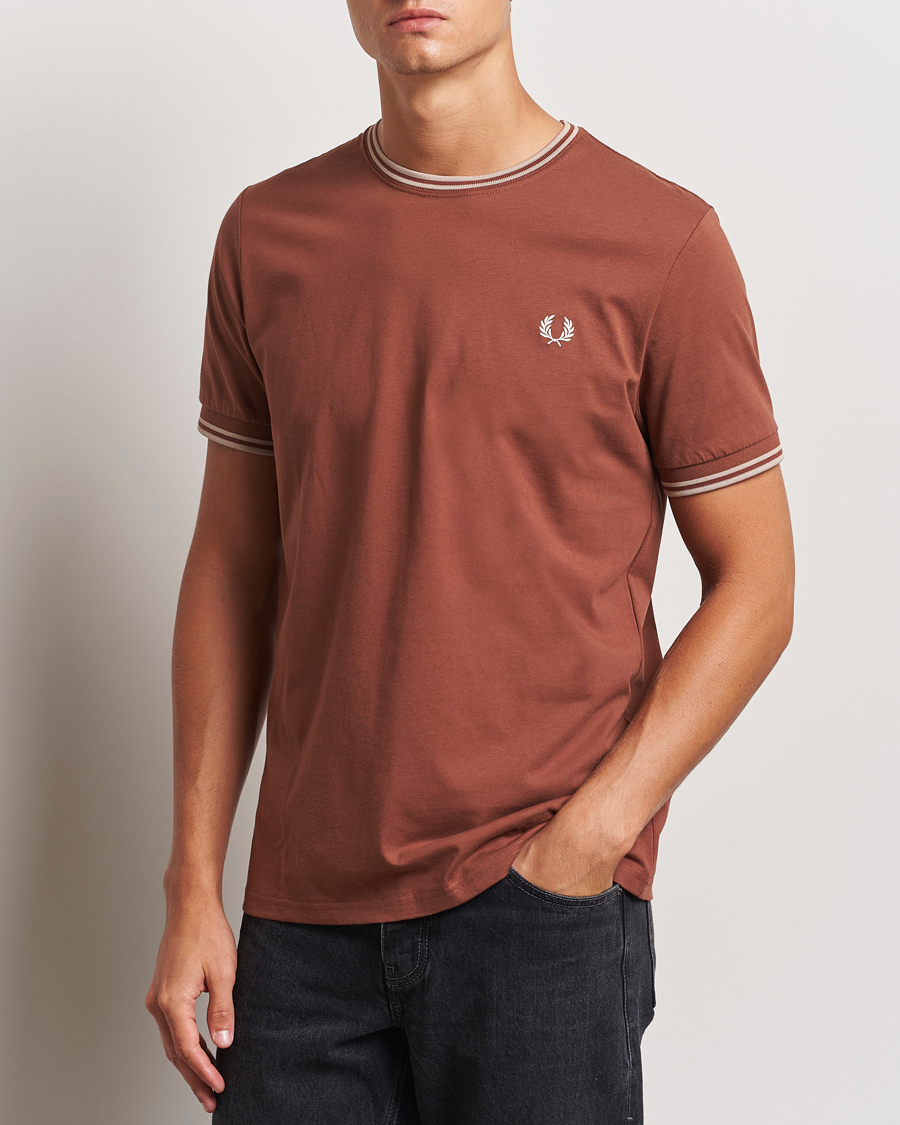 Mies | T-paidat | Fred Perry | Twin Tipped T-Shirt Whiskey Brown