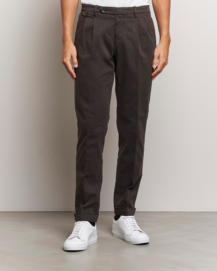 Mies | Housut | Briglia 1949 | Easy Fit Pleated Cotton Stretch Chino Dark Brown