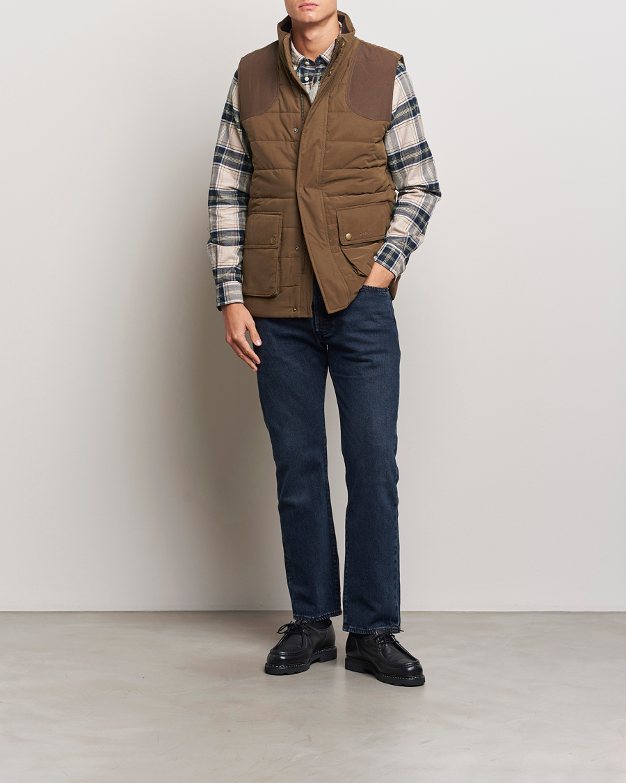 Mies | Takit | Barbour Lifestyle | Bradford Tattersall Puffer Gilet Dark Sand