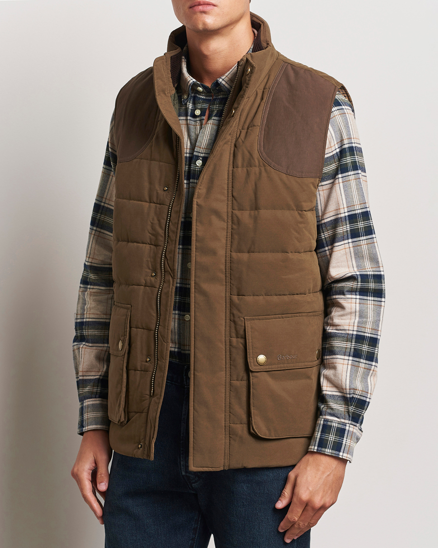 Mies | Takit | Barbour Lifestyle | Bradford Tattersall Puffer Gilet Dark Sand