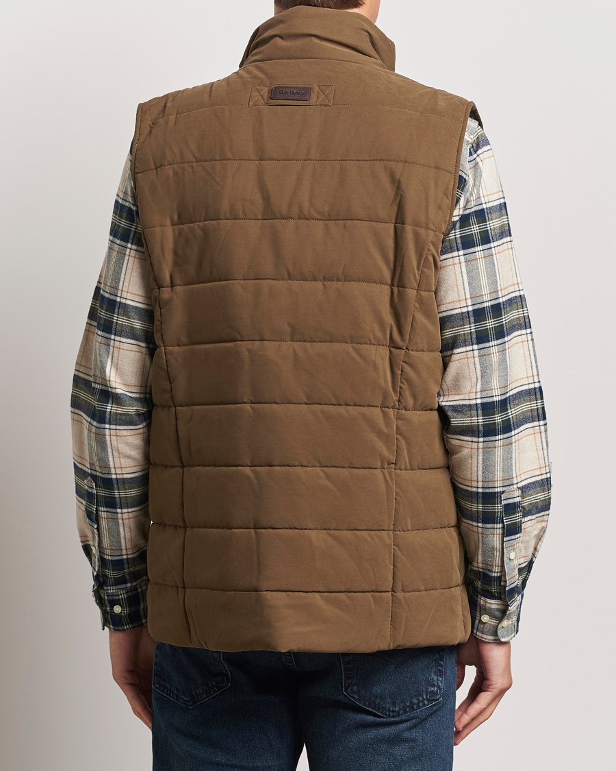 Mies | Takit | Barbour Lifestyle | Bradford Tattersall Puffer Gilet Dark Sand