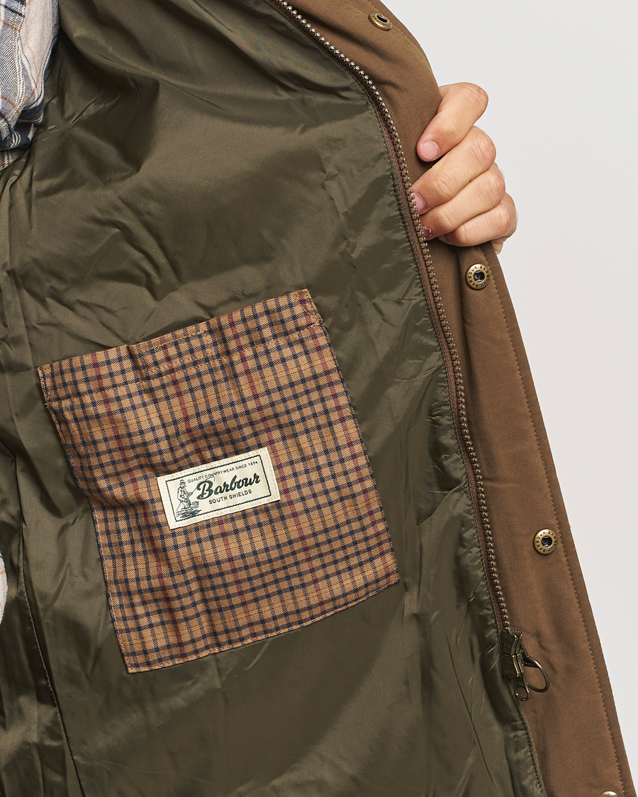 Mies | Takit | Barbour Lifestyle | Bradford Tattersall Puffer Gilet Dark Sand