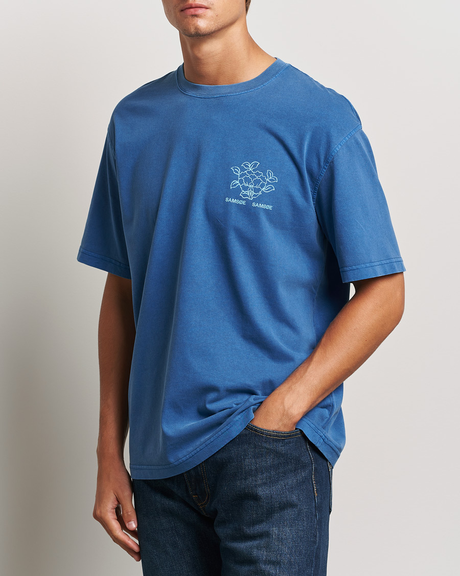 Mies | T-paidat | Samsøe Samsøe | Poetry Printed T-Shirt True Navy Lotus