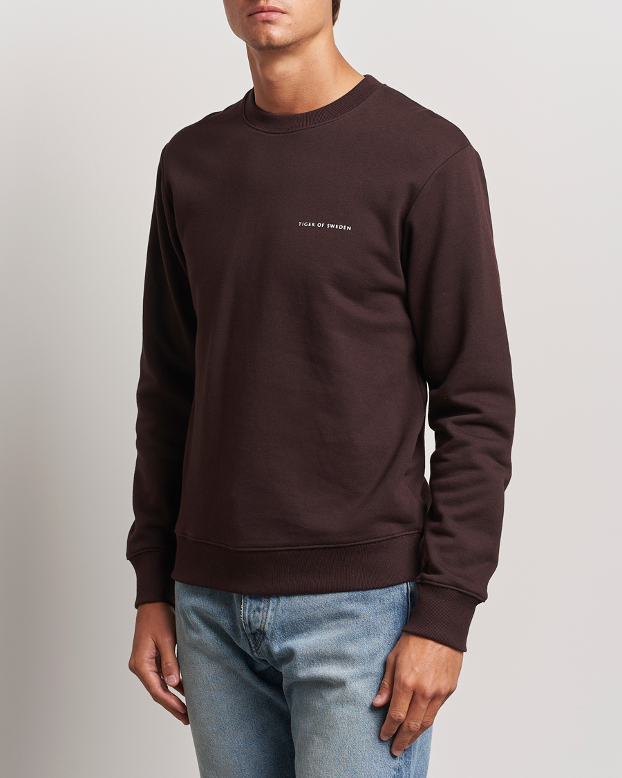 Mies | Puserot | Tiger of Sweden | Emerson Crew Neck Sweatshirt Dark Chocolate