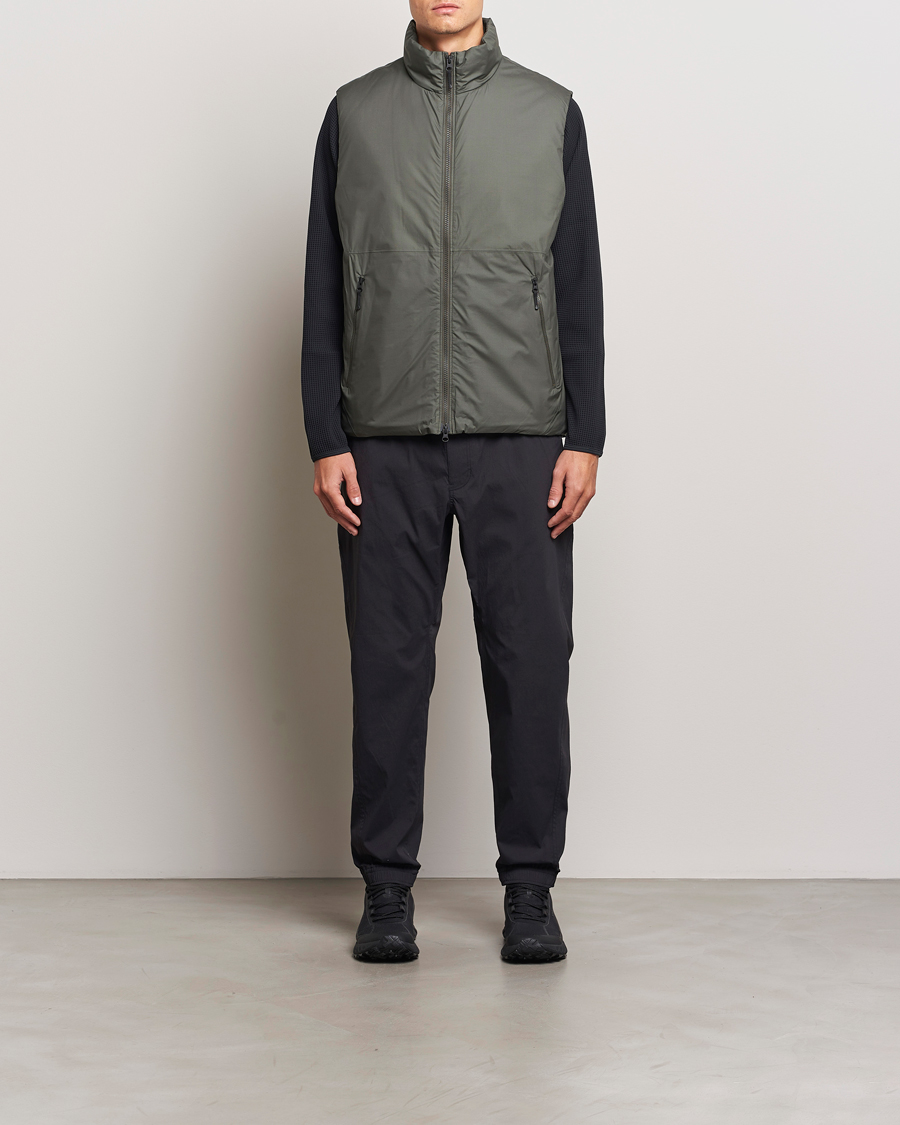 Mies | Takit | Goldwin | GORE-TEX Windstopper Puffy Vest Dark Olive