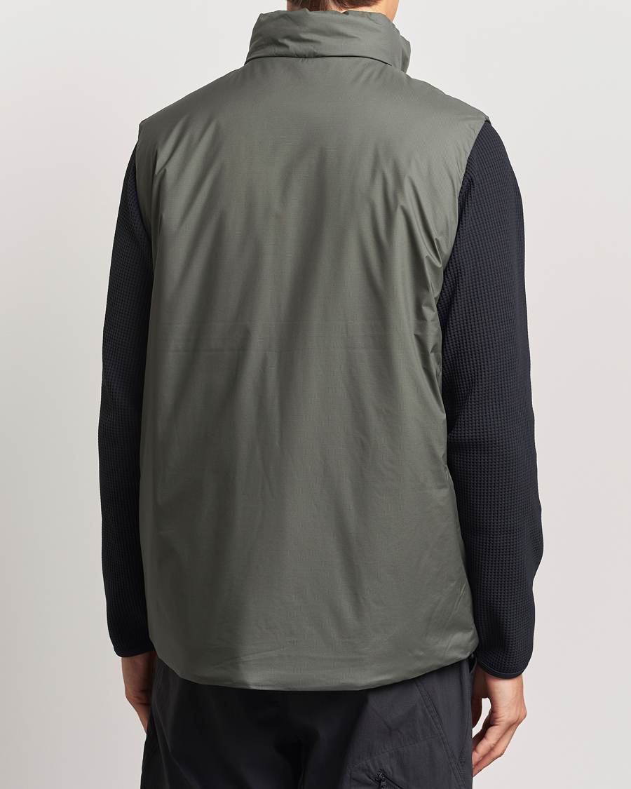 Mies | Takit | Goldwin | GORE-TEX Windstopper Puffy Vest Dark Olive