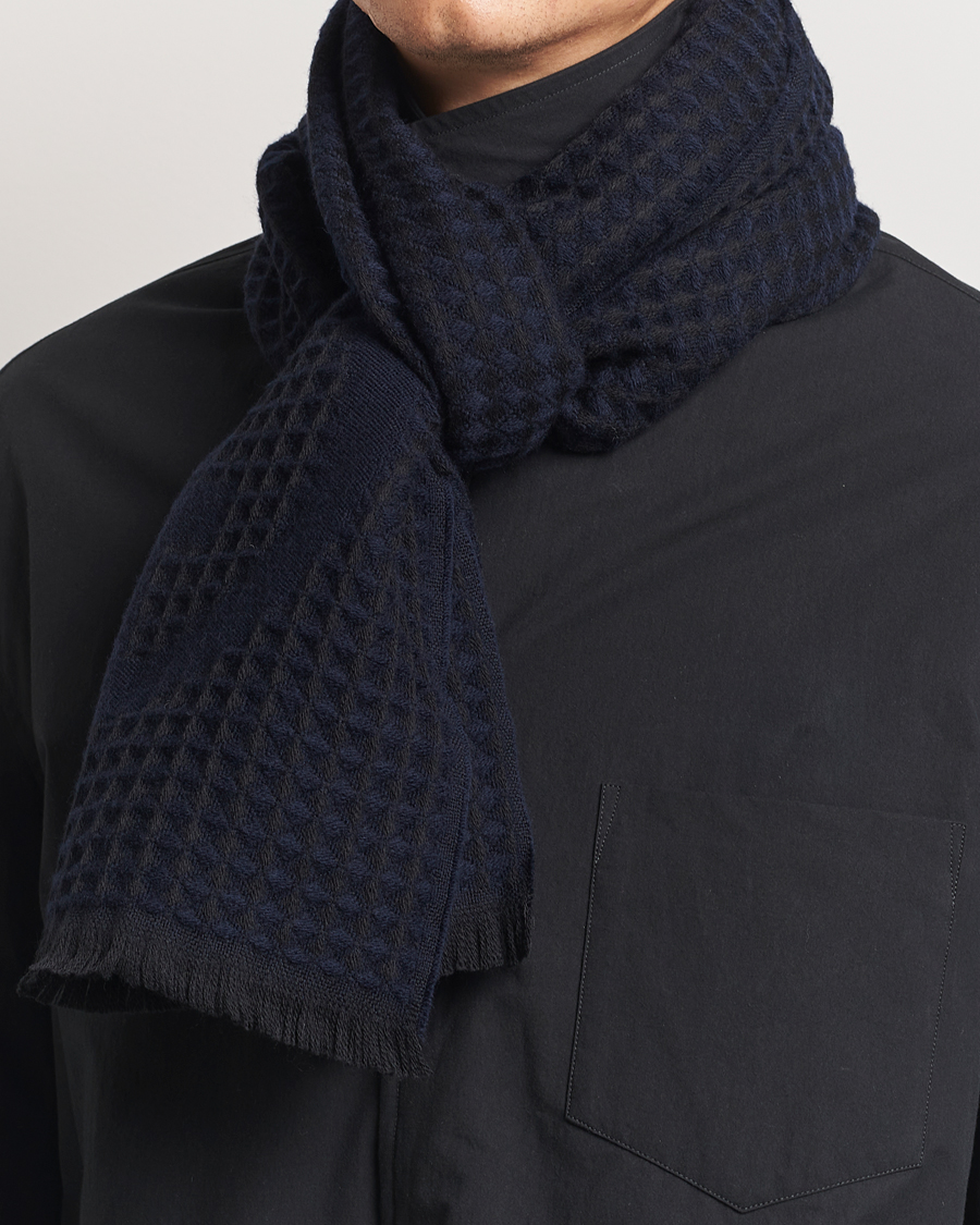 Mies | Giorgio Armani Wool Waffle Knit Scarf Navy | Giorgio Armani | Wool Waffle Knit Scarf Navy