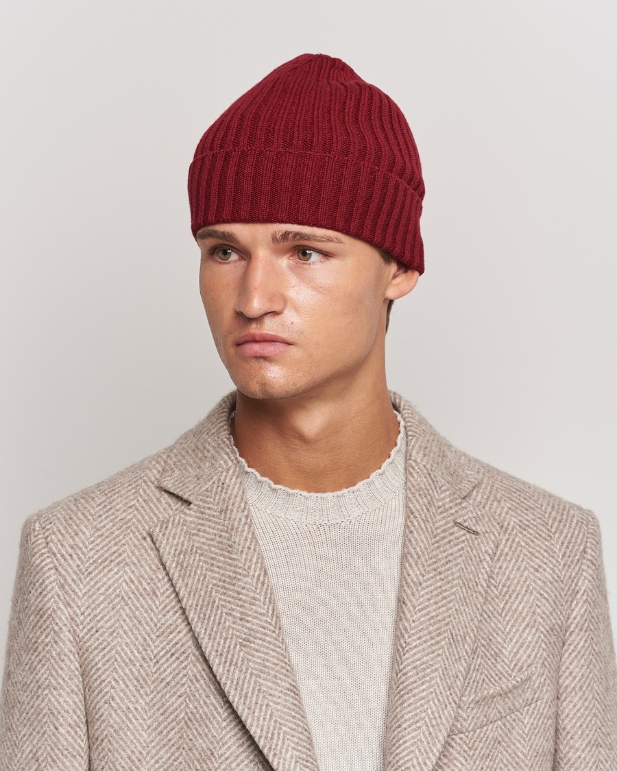 Mies | Piacenza Cashmere Ribbed Cashmere Beanie Burgundy | Piacenza Cashmere | Ribbed Cashmere Beanie Burgundy