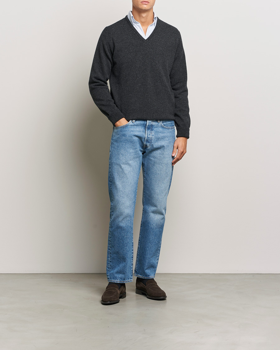 Mies | Puserot | William Lockie | Rob Lambswool V-Neck Charcoal