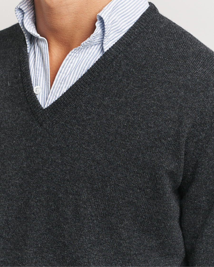 Mies | Puserot | William Lockie | Rob Lambswool V-Neck Charcoal