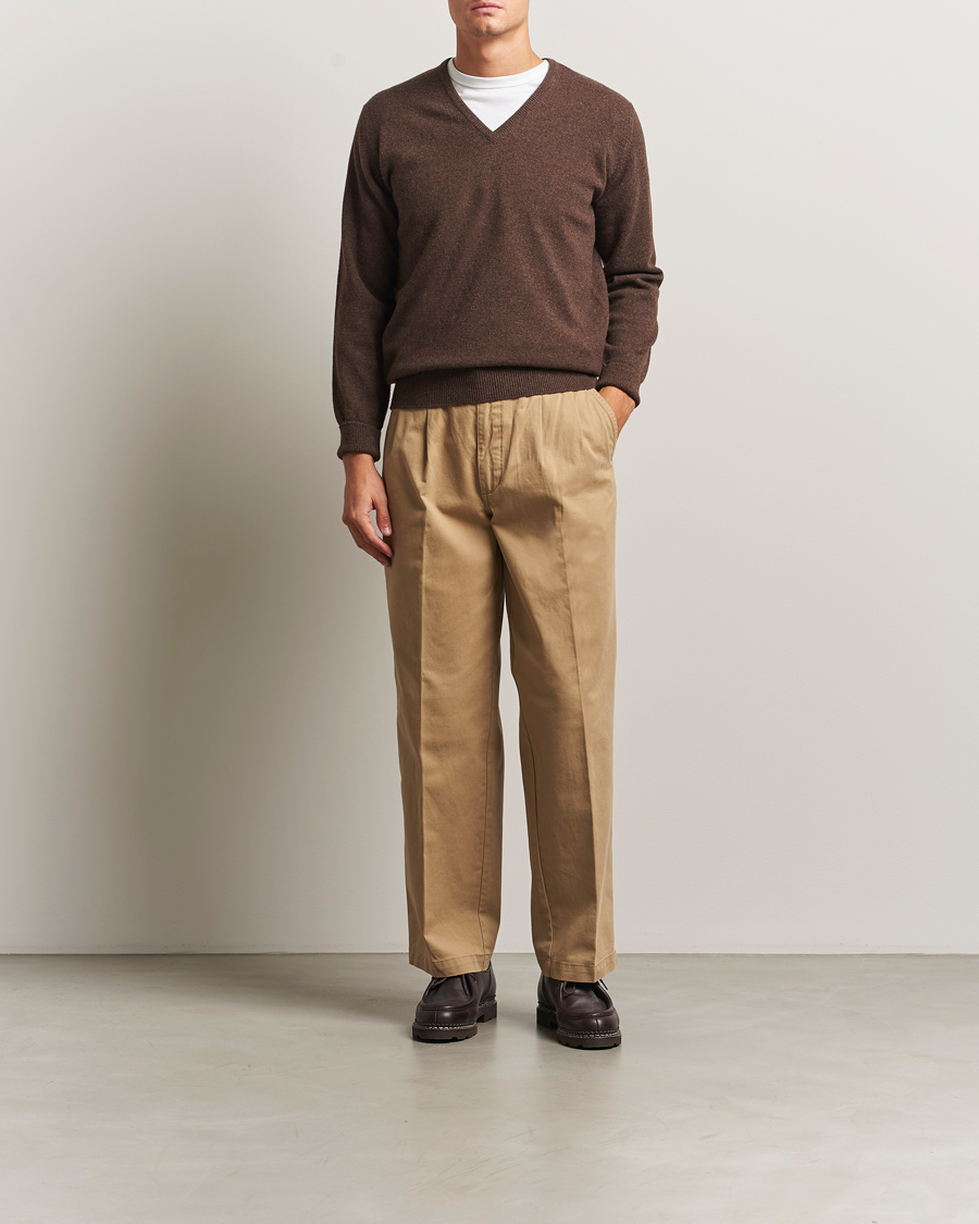 Mies | Puserot | William Lockie | Rob Lambswool V-Neck Mocha