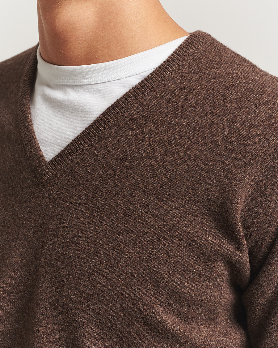 Mies | Puserot | William Lockie | Rob Lambswool V-Neck Mocha