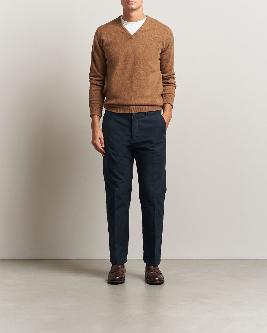 Mies | Puserot | William Lockie | Rob Lambswool V-Neck Savannah