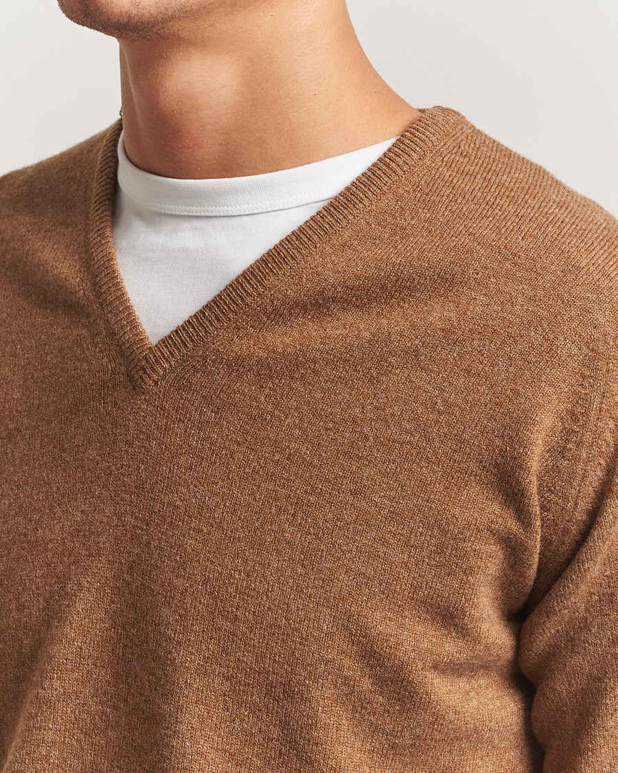 Mies | Puserot | William Lockie | Rob Lambswool V-Neck Savannah