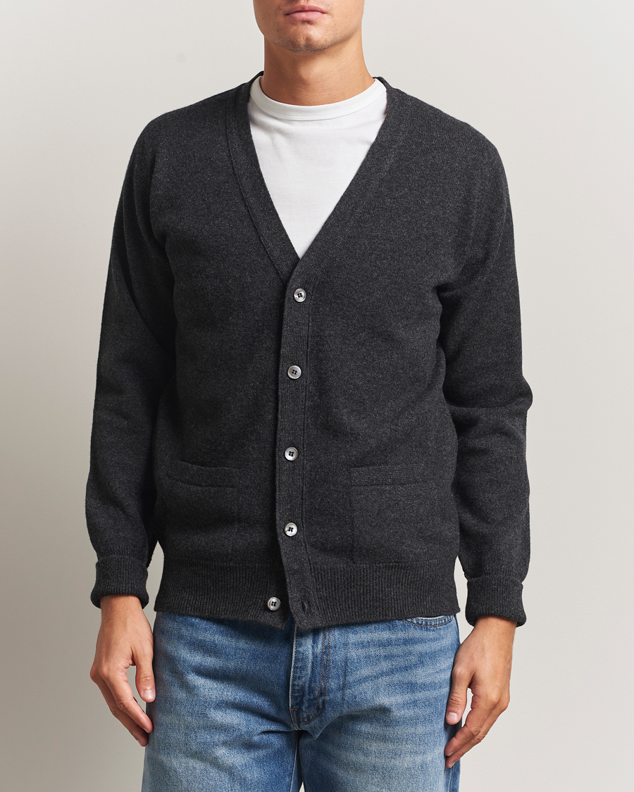 Mies | Puserot | William Lockie | Rob Lambswool Cardigan Charcoal