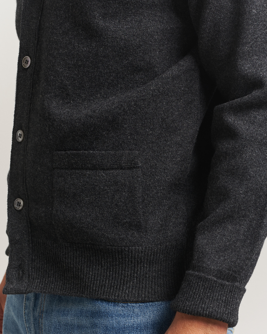 Mies | Puserot | William Lockie | Rob Lambswool Cardigan Charcoal