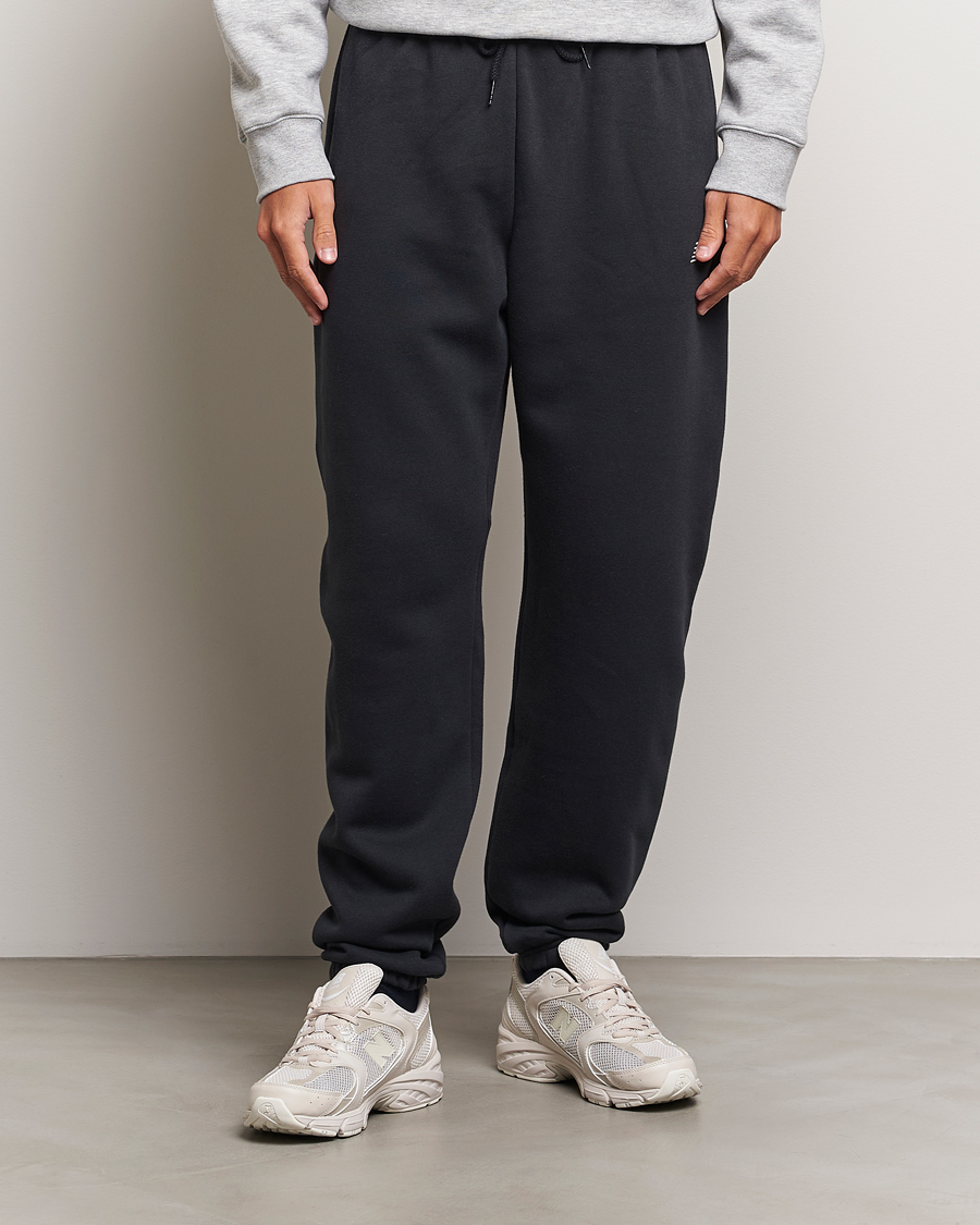 Mies | Housut | New Balance | Essentials Fleece Sweatpants Black