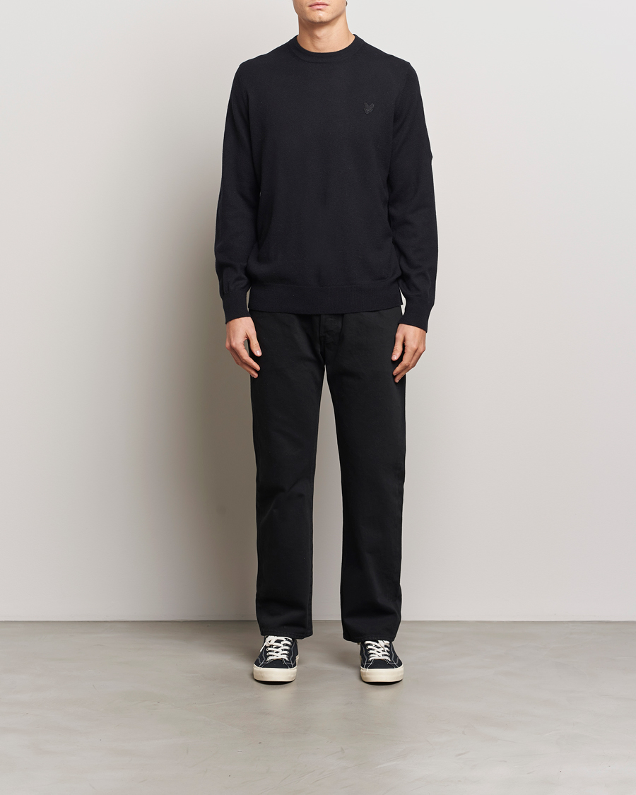Mies | Puserot | Lyle & Scott | Tonal Eagle Lambswool Crew Neck Jet Black