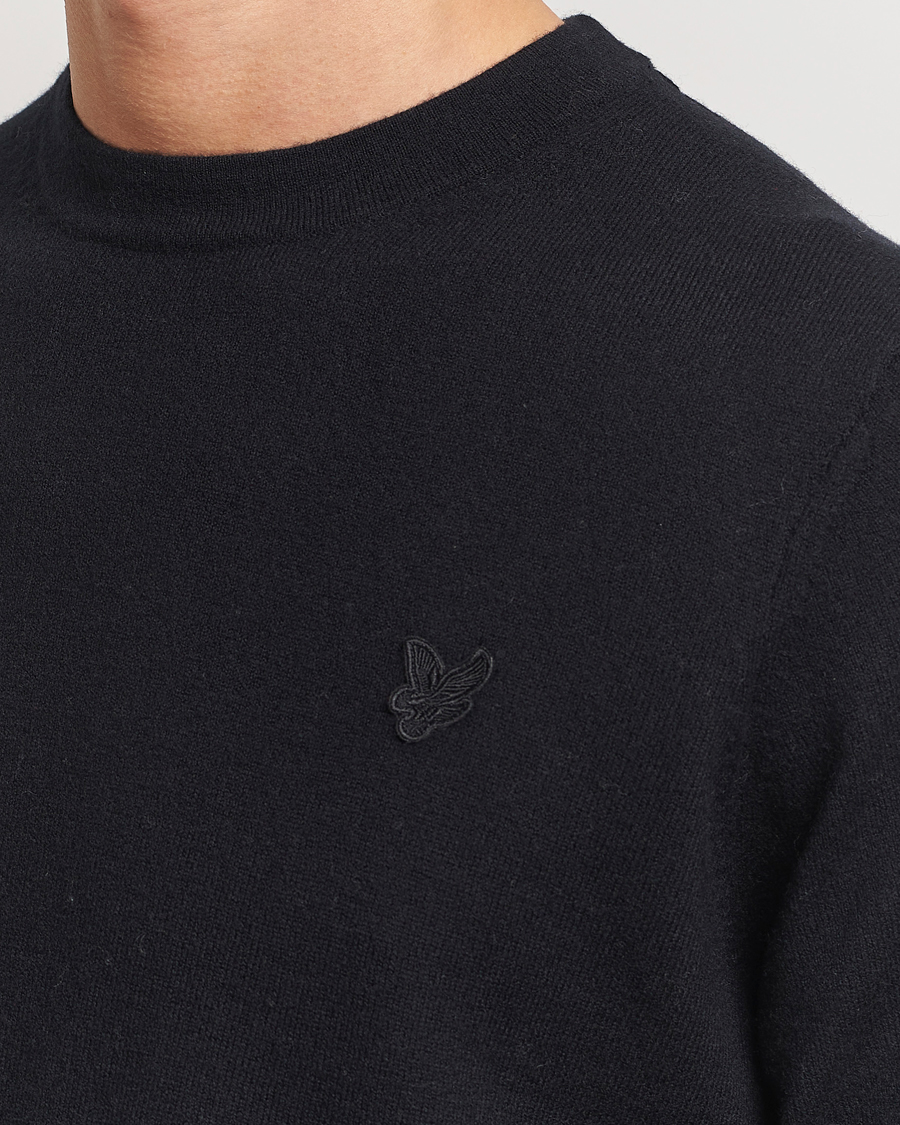 Mies | Puserot | Lyle & Scott | Tonal Eagle Lambswool Crew Neck Jet Black