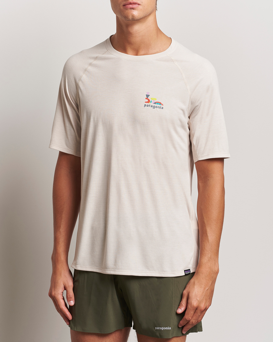 Mies | T-paidat | Patagonia | Short Sleeve Cap Cool Trail Graphic Shirt Pumice