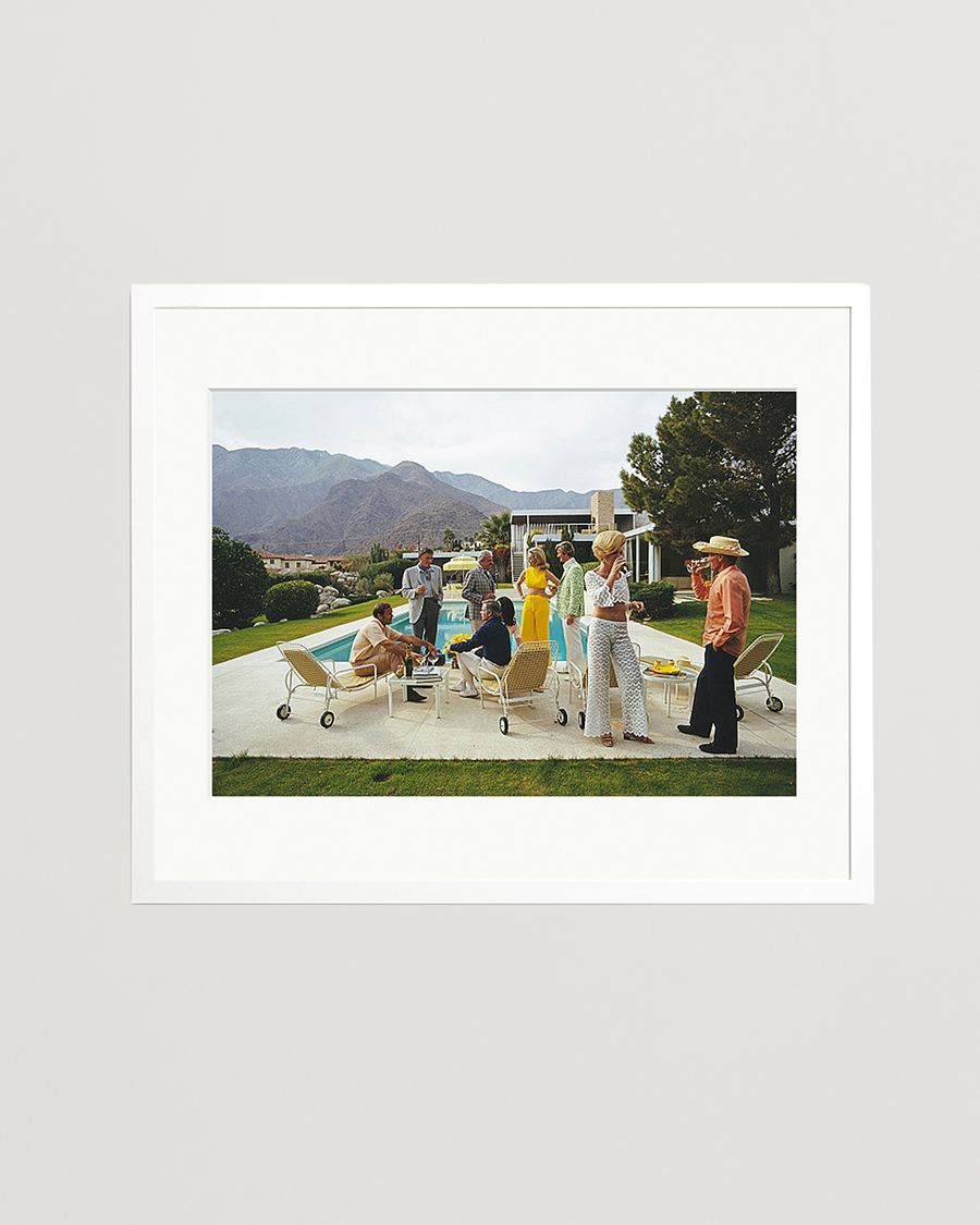 Mies | Taulut | Sonic Editions | Framed Slim Aarons Desert House Party