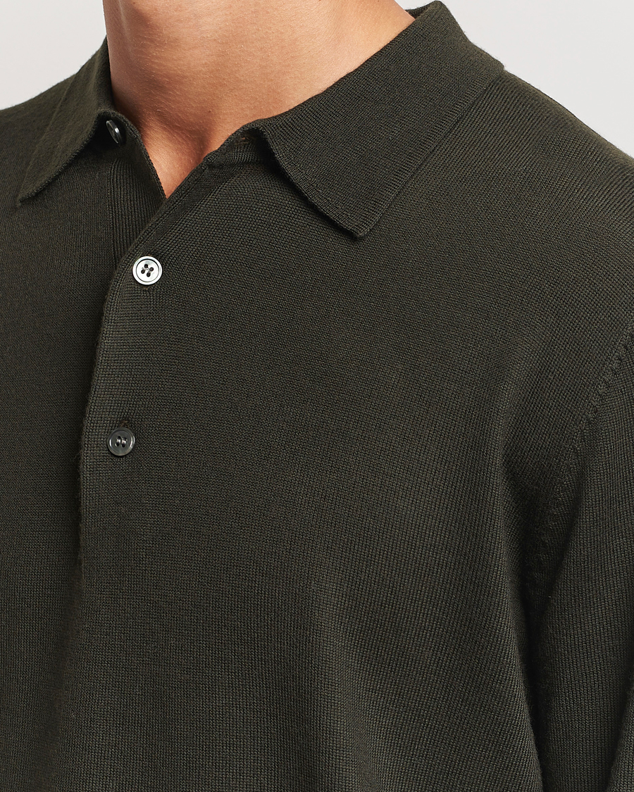 Mies | Puserot | A Day's March | Ambroz Merino Polo Dark Green