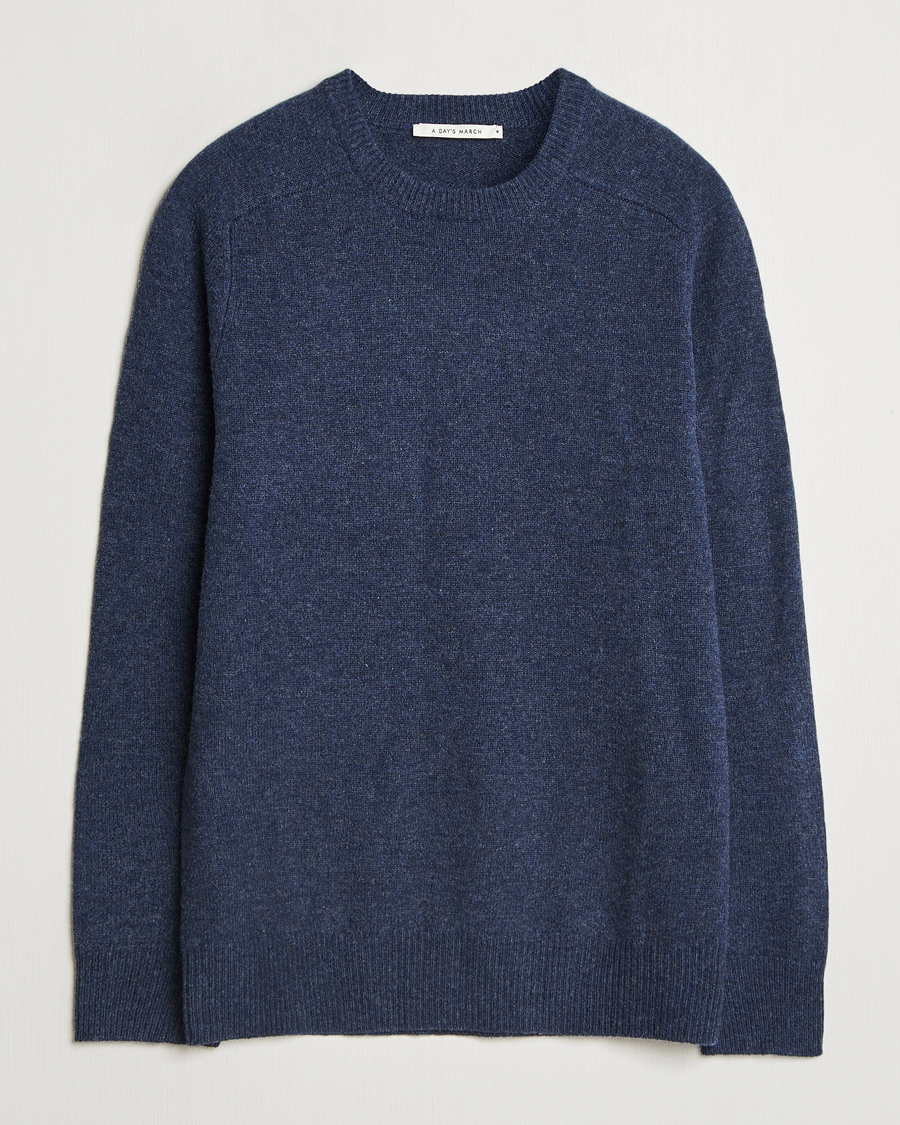 Mies | Puserot | A Day's March | Brodick Lambswool Sweater Navy