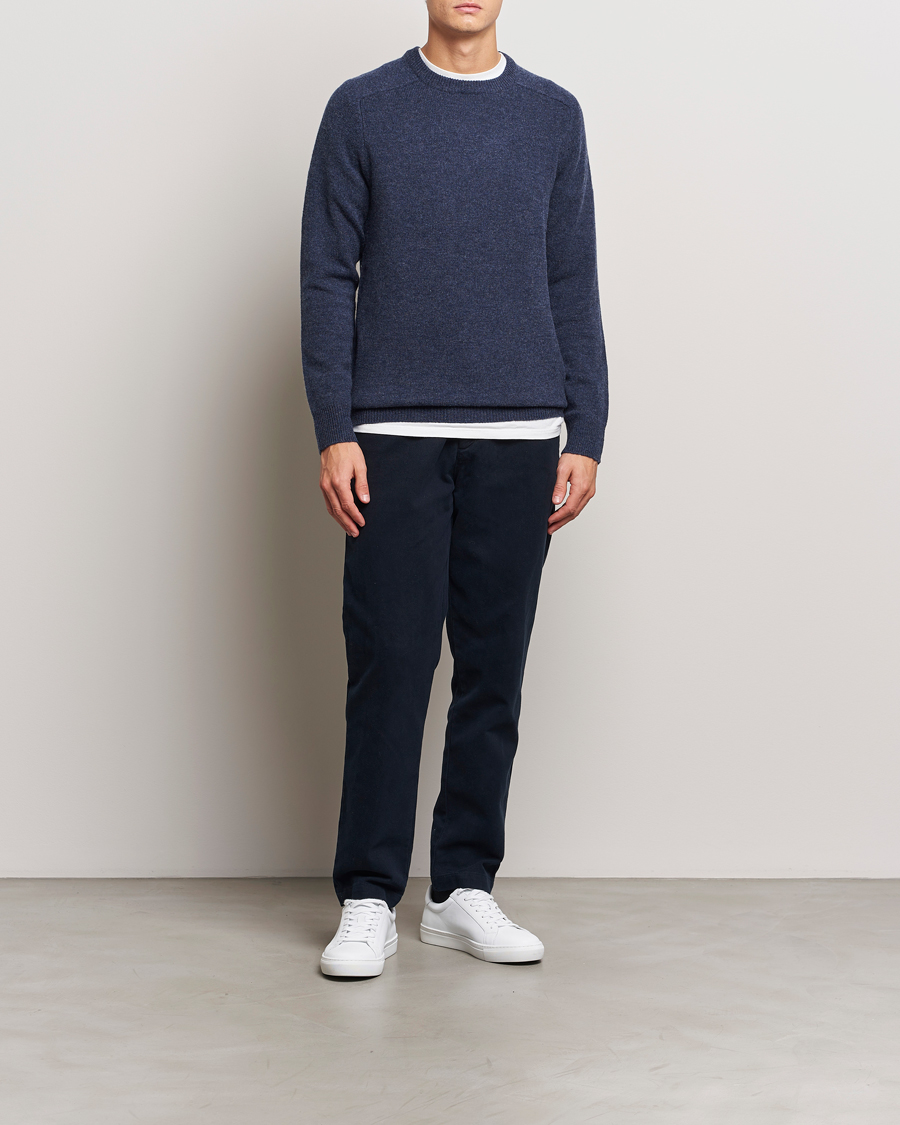Mies | Puserot | A Day's March | Brodick Lambswool Sweater Navy