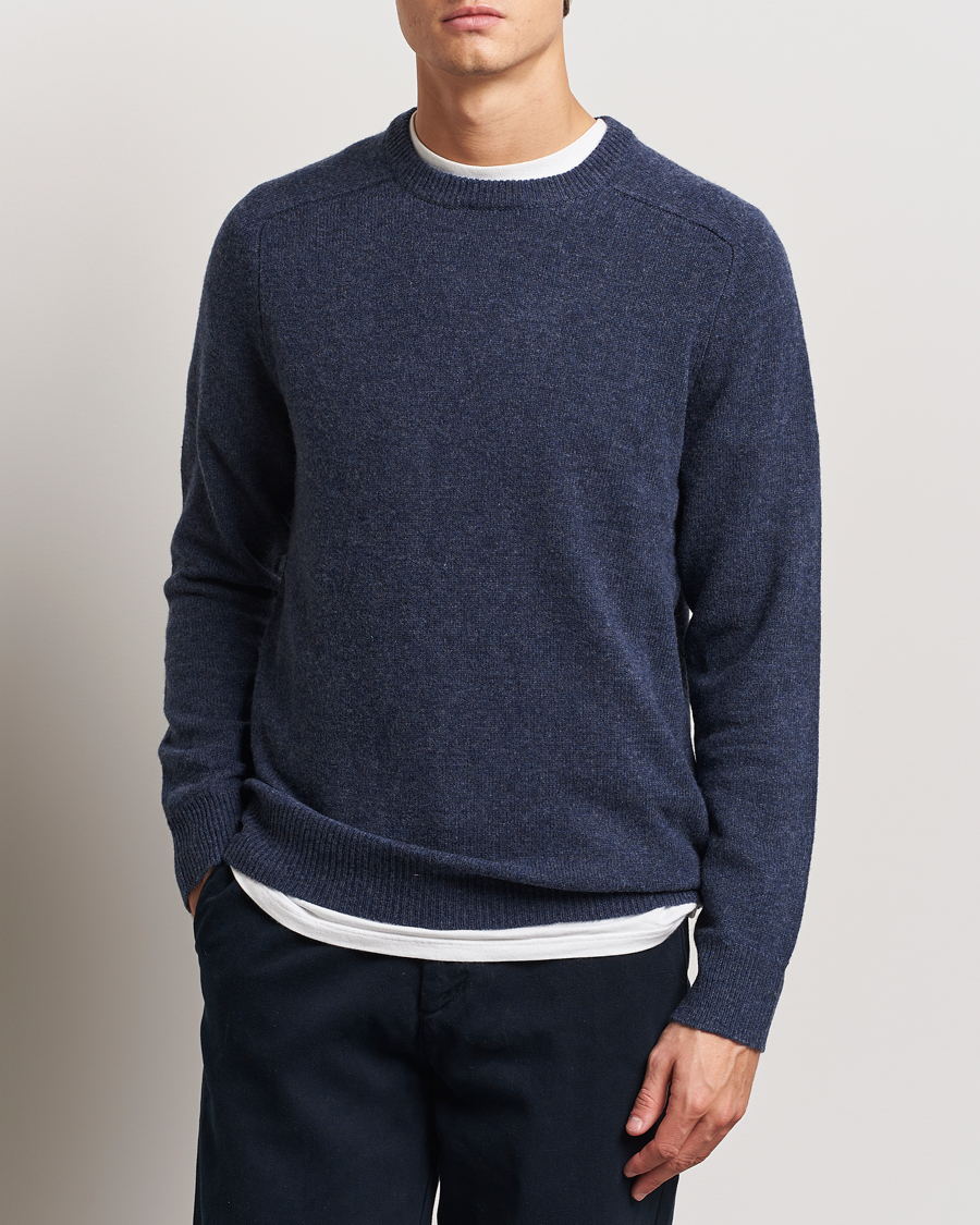 Mies | Puserot | A Day's March | Brodick Lambswool Sweater Navy