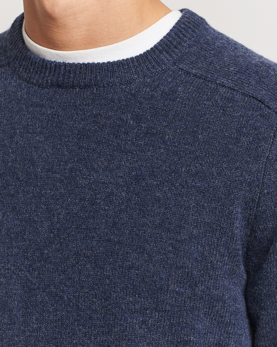 Mies | Puserot | A Day's March | Brodick Lambswool Sweater Navy