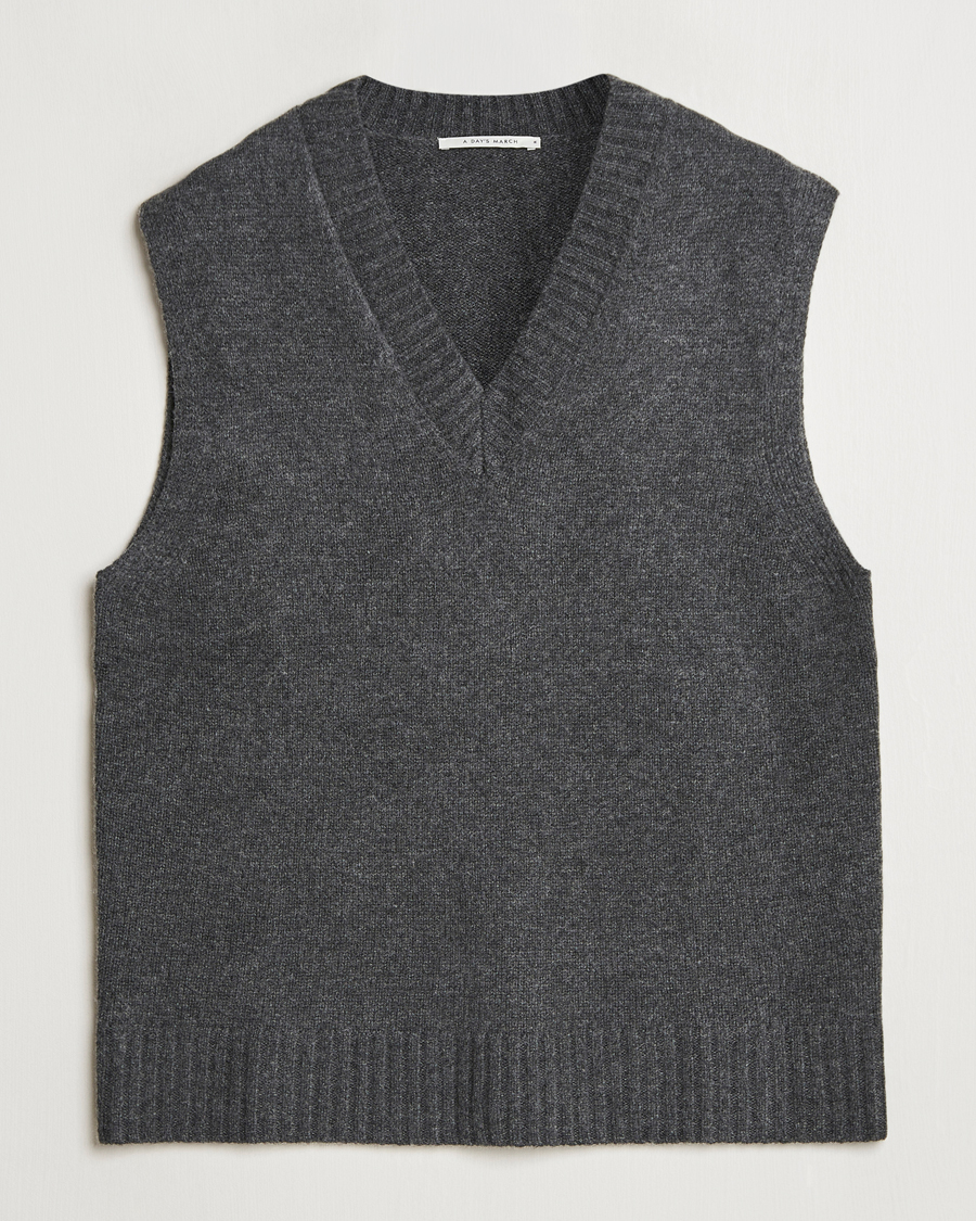 Mies | Puserot | A Day's March | Wigtown Lambswool V-Neck Vest Charcoal