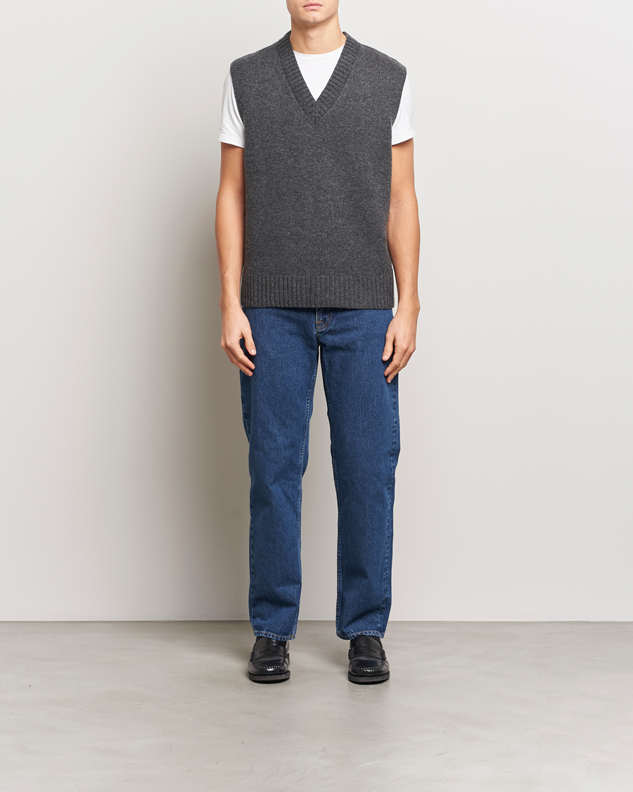 Mies | Puserot | A Day's March | Wigtown Lambswool V-Neck Vest Charcoal