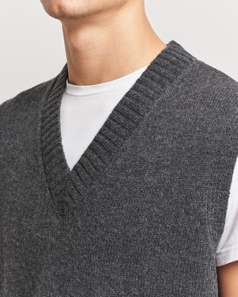 Mies | Puserot | A Day's March | Wigtown Lambswool V-Neck Vest Charcoal