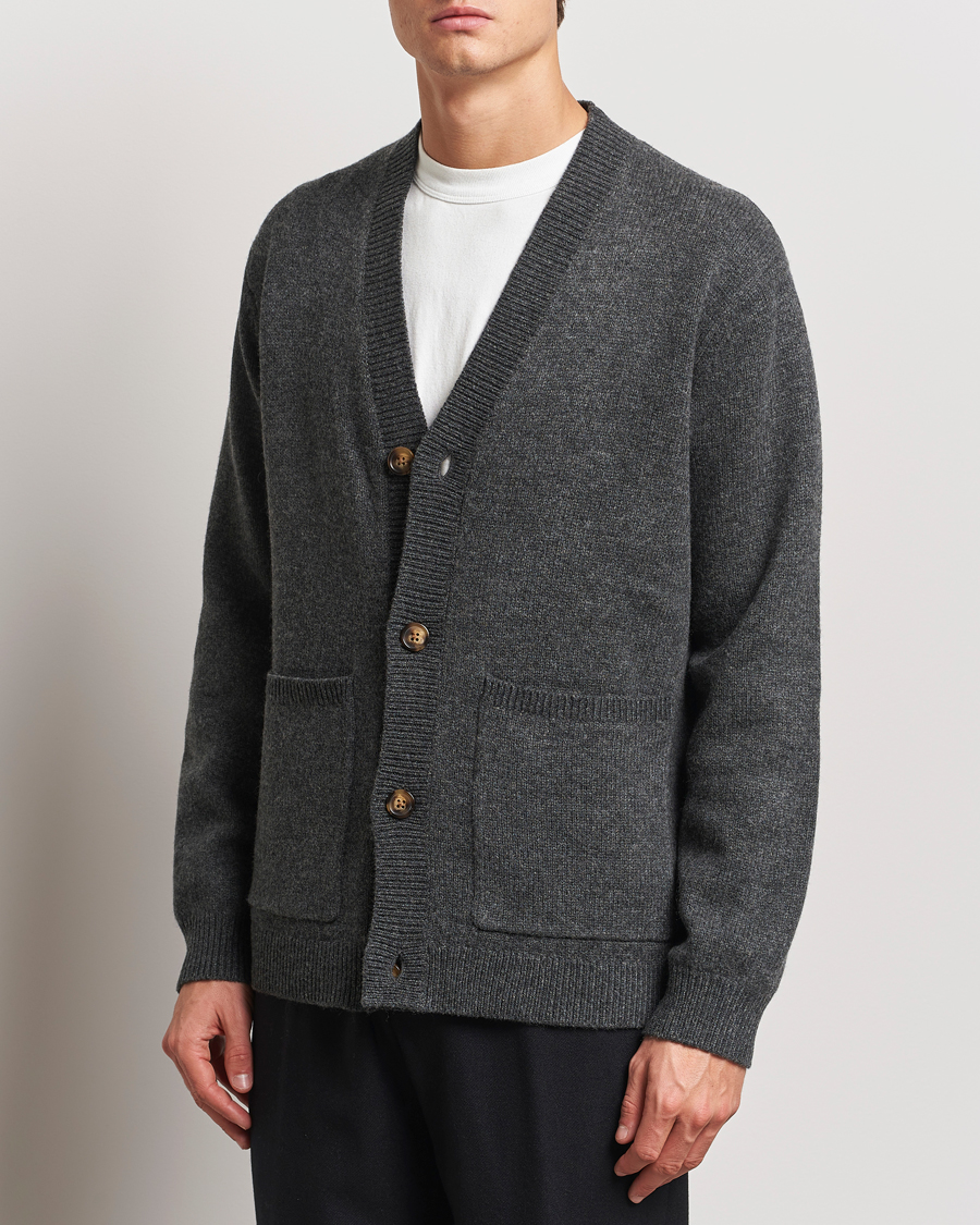Mies | Puserot | A Day's March | Jarrow Lambswool Cardigan Charcoal
