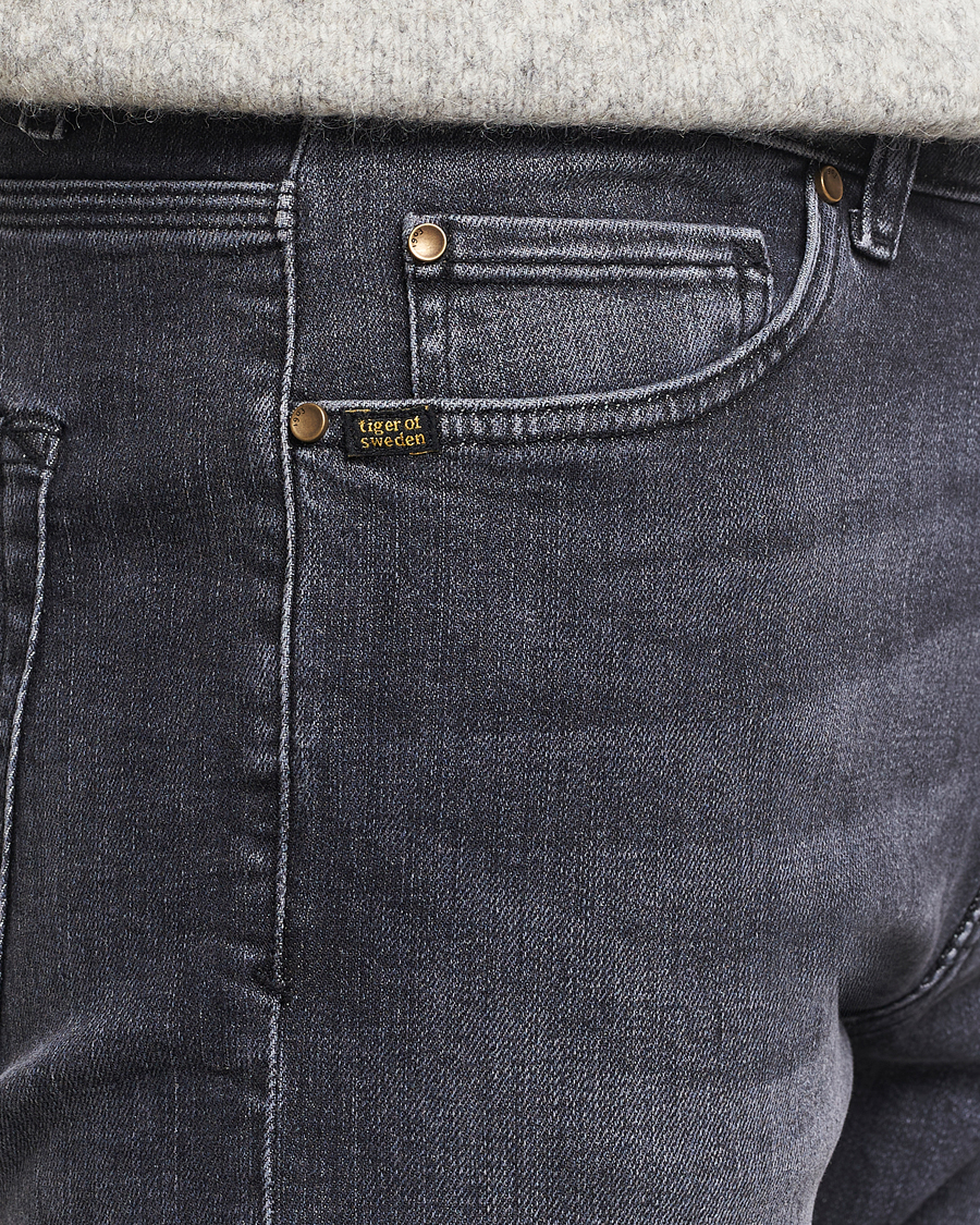 Mies | Farkut | Tiger of Sweden | Des Jeans Washed Black