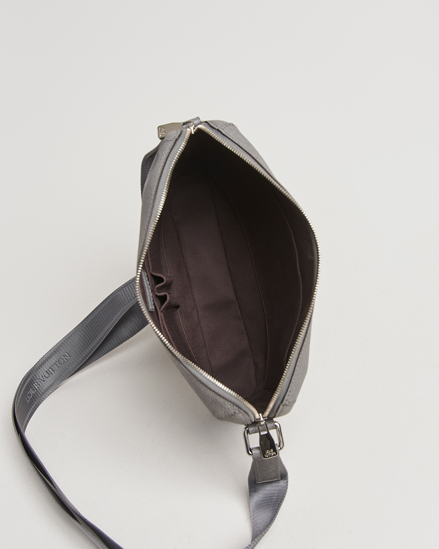 Mies | Louis Vuitton Pre-Owned Gray Taiga PM Messenger Bag Grigori | Louis Vuitton Pre-Owned | Gray Taiga PM Messenger Bag Grigori