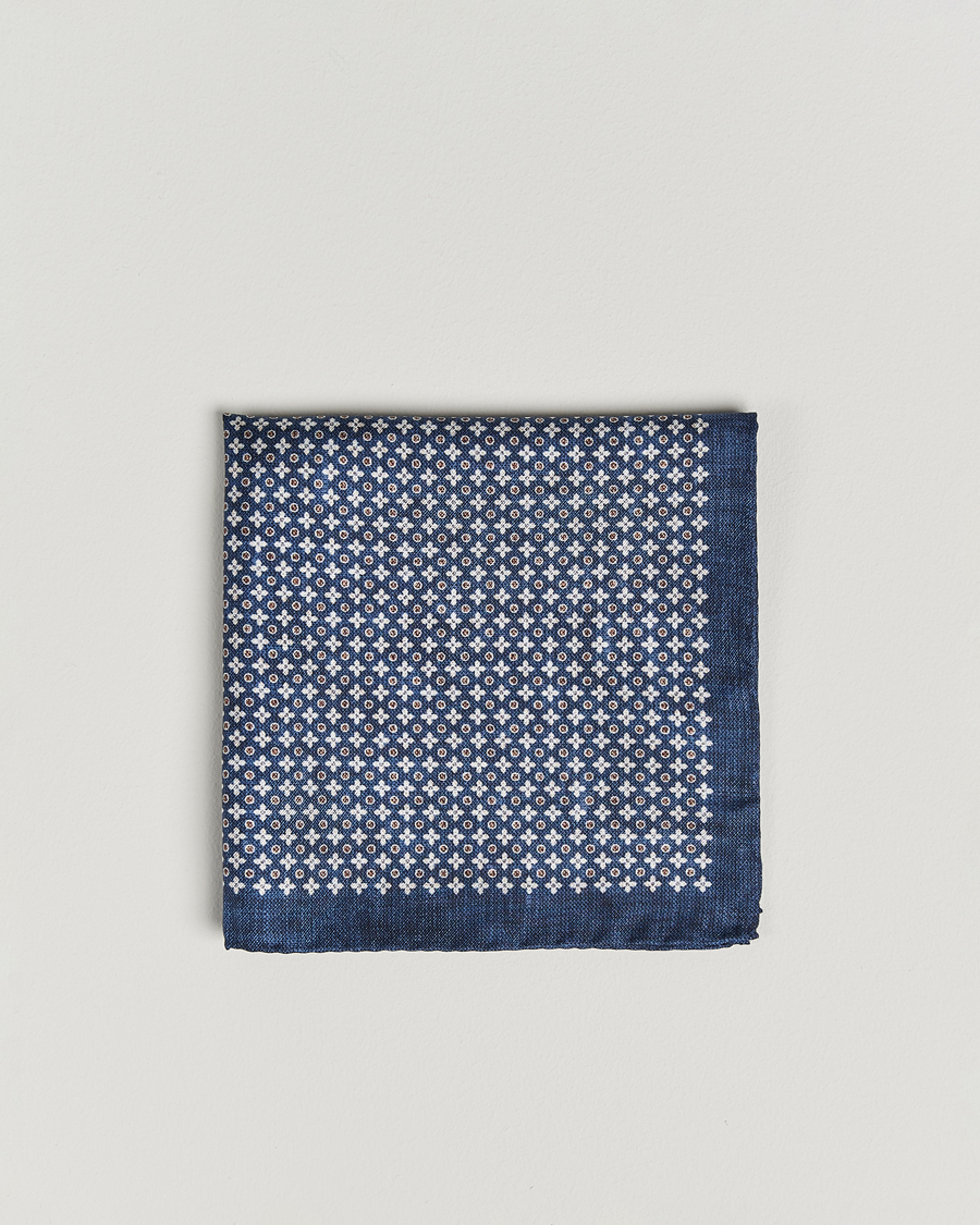 Mies | Amanda Christensen Silk Twill Printed Flower Pocket Square Navy | Amanda Christensen | Silk Twill Printed Flower Pocket Square Navy