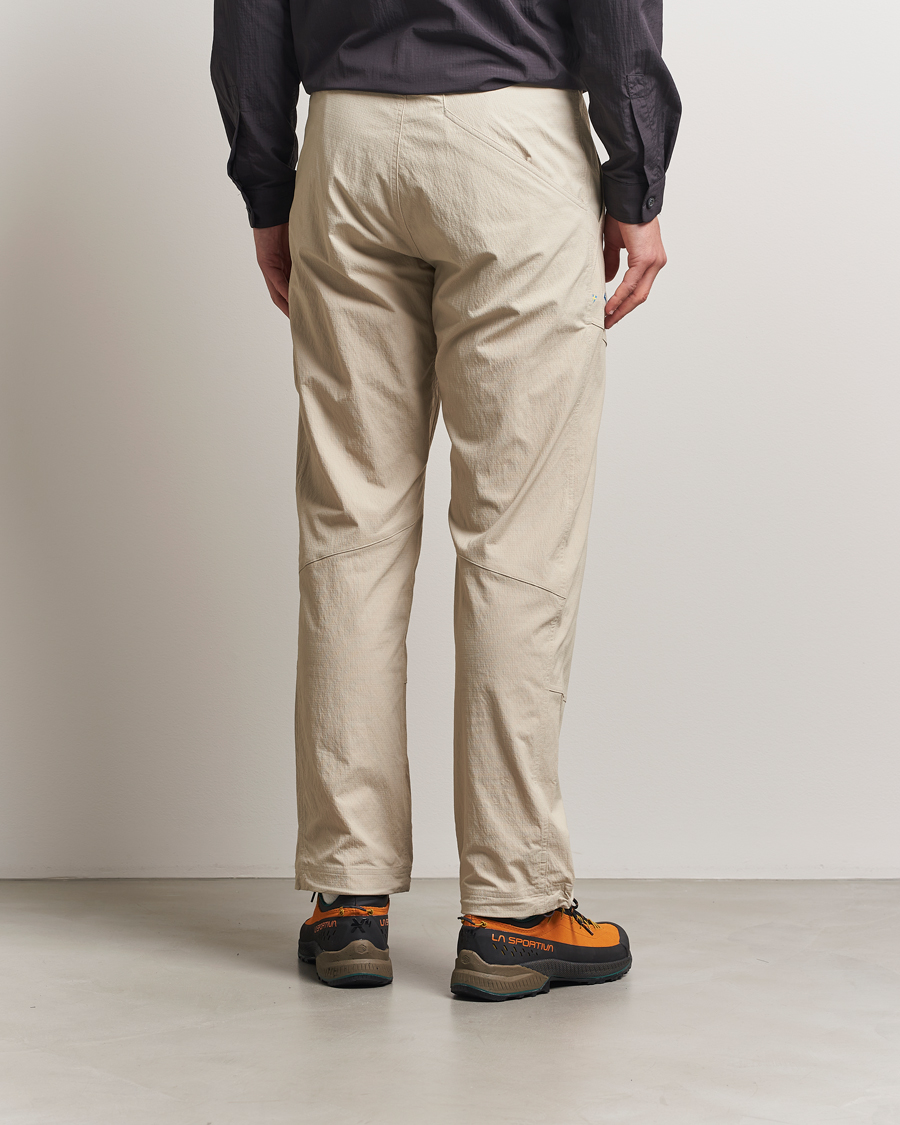 Mies | Housut | Klättermusen | Asar Function Pants Fossil Tan