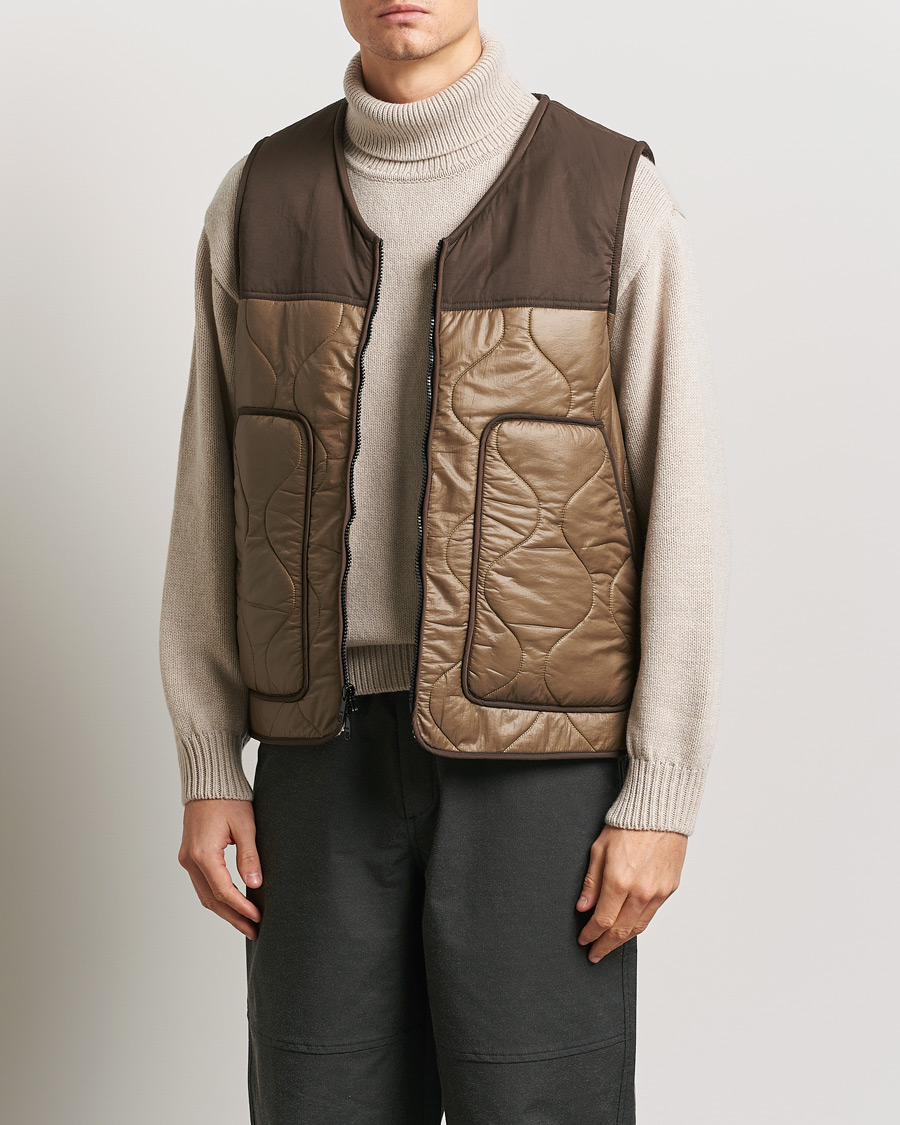 Mies | Takit | Woolrich | Quilted Vest Sherpa Lining by Todd Snyder Taupe