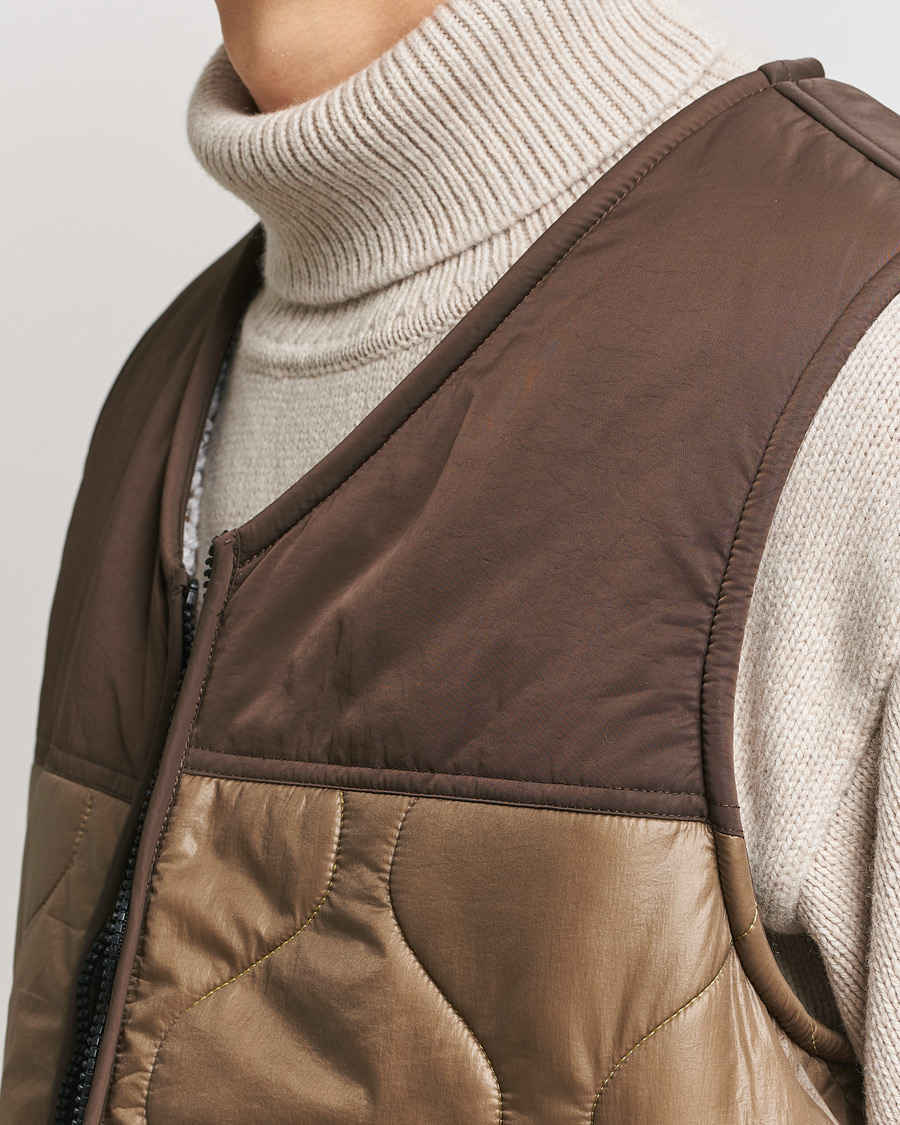 Mies | Takit | Woolrich | Quilted Vest Sherpa Lining by Todd Snyder Taupe