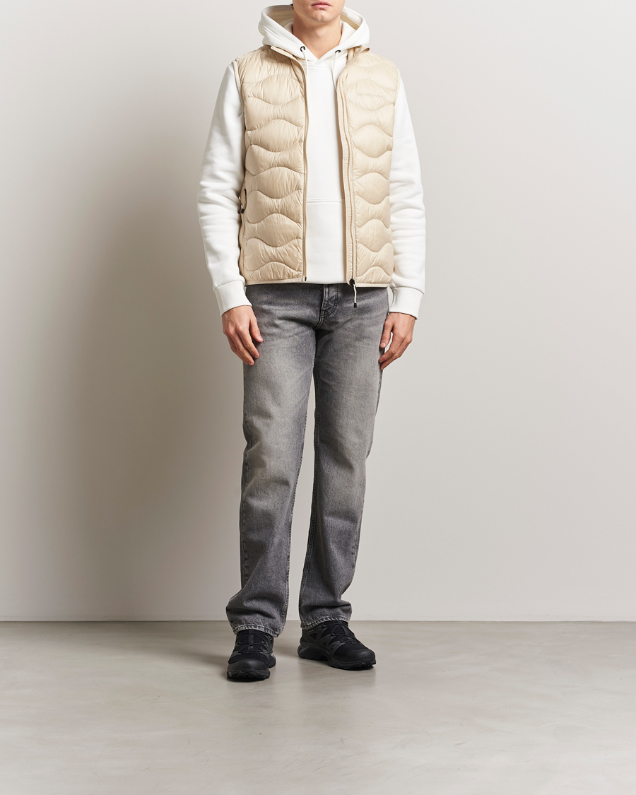 Mies | Takit | Peak Performance | Helium Down Vest Sand Fog