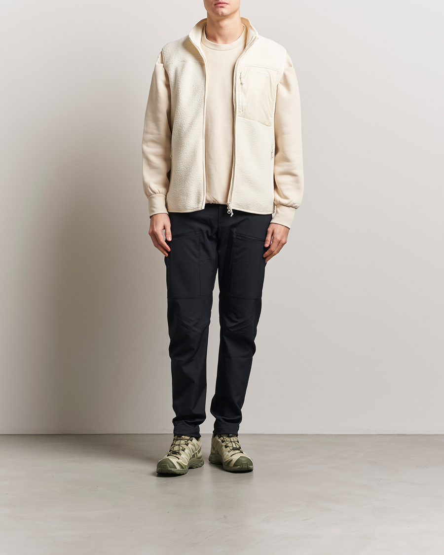 Mies | Puserot | Peak Performance | Pile Vest Vintage White