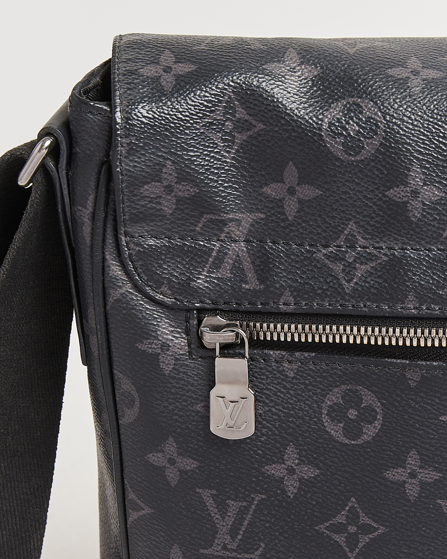 Mies | Louis Vuitton Pre-Owned District MM Bag Monogram Eclipse | Louis Vuitton Pre-Owned | District MM Bag Monogram Eclipse