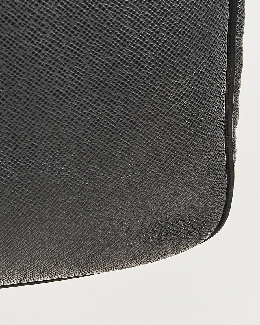 Mies | Louis Vuitton Pre-Owned Neo Kendall PM Bag Taiga Black | Louis Vuitton Pre-Owned | Neo Kendall PM Bag Taiga Black