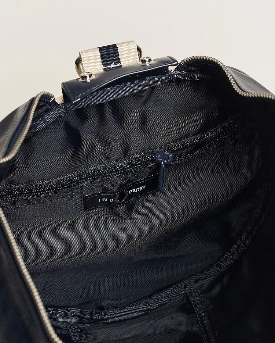 Mies | Laukut | Fred Perry | Classic Barrel Bag Navy/Ecru