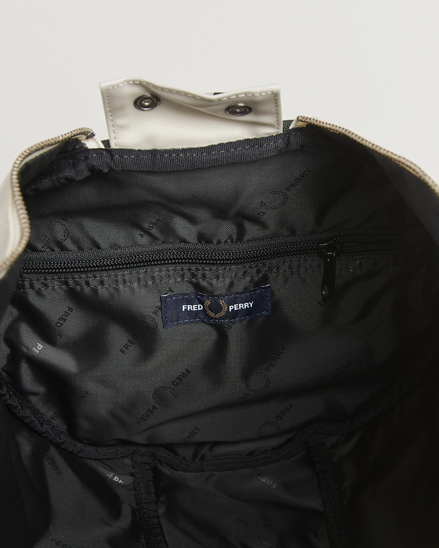 Mies | Fred Perry Classic Barrel Bag Snow White/Court Green | Fred Perry | Classic Barrel Bag Snow White/Court Green