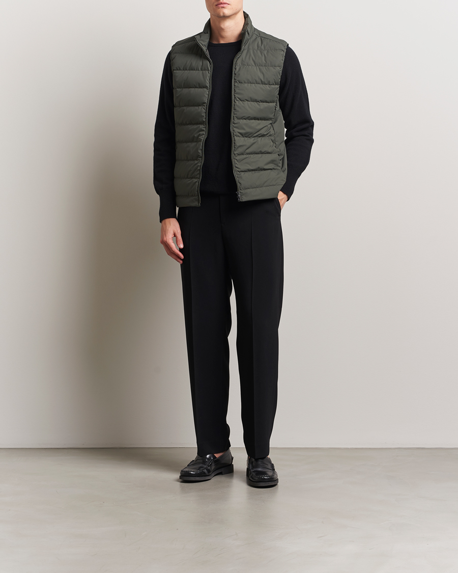 Mies | Takit | Scandinavian Edition | Ratio II Lightweight Padded Vest Dark Olive
