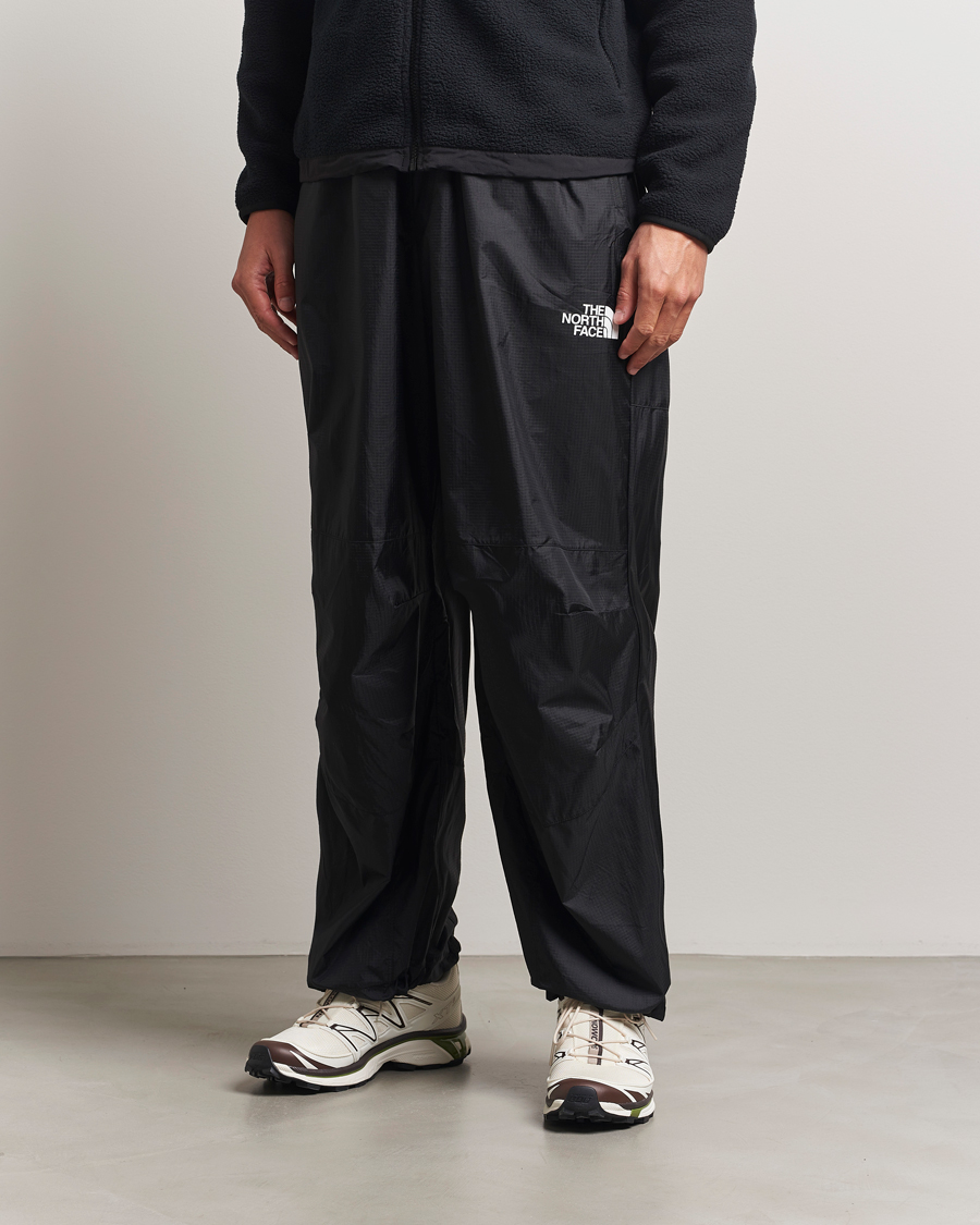 Mies | Housut | The North Face | NSE Wind Track Pants Black