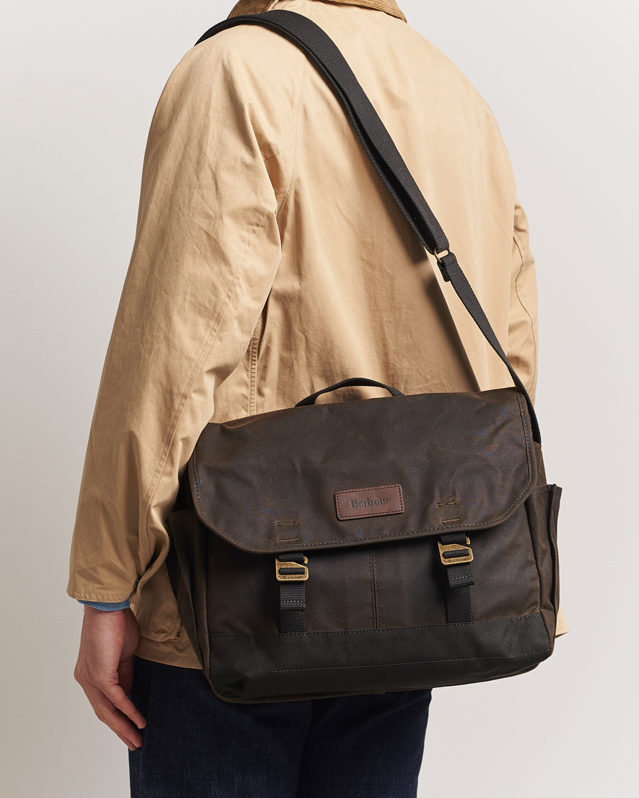 Mies | Barbour Lifestyle Essential Wax Messenger Bag Olive | Barbour Lifestyle | Essential Wax Messenger Bag Olive