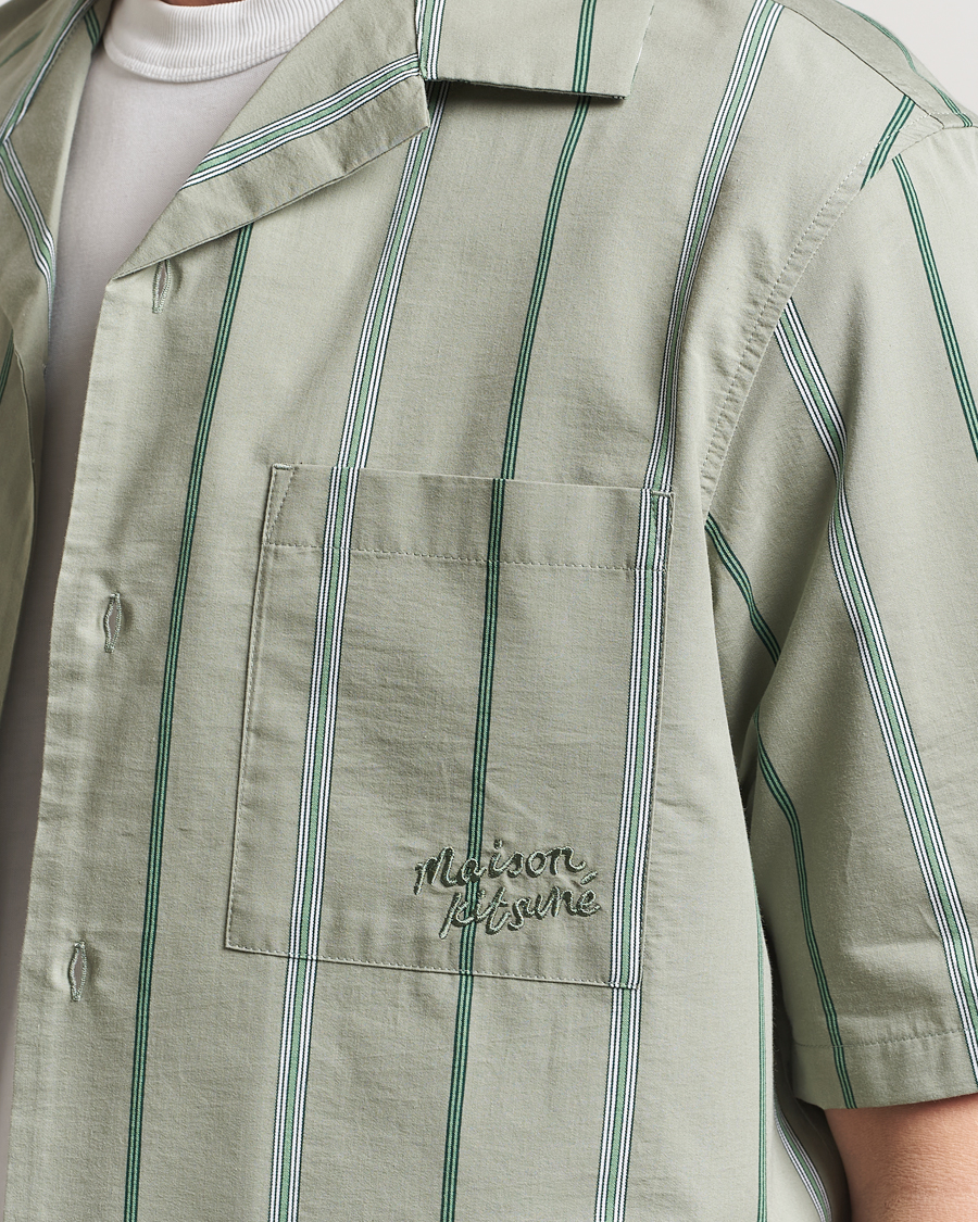 Mies | Kauluspaidat | Maison Kitsuné | Resort Striped Short Sleeve Shirt Vert De Gris